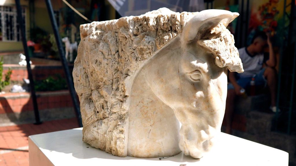 Escultura caballo hecho con marmol. Huila
