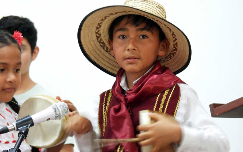 niño perteneciente al grupo de rajaleñas Semillas Rajaleñas