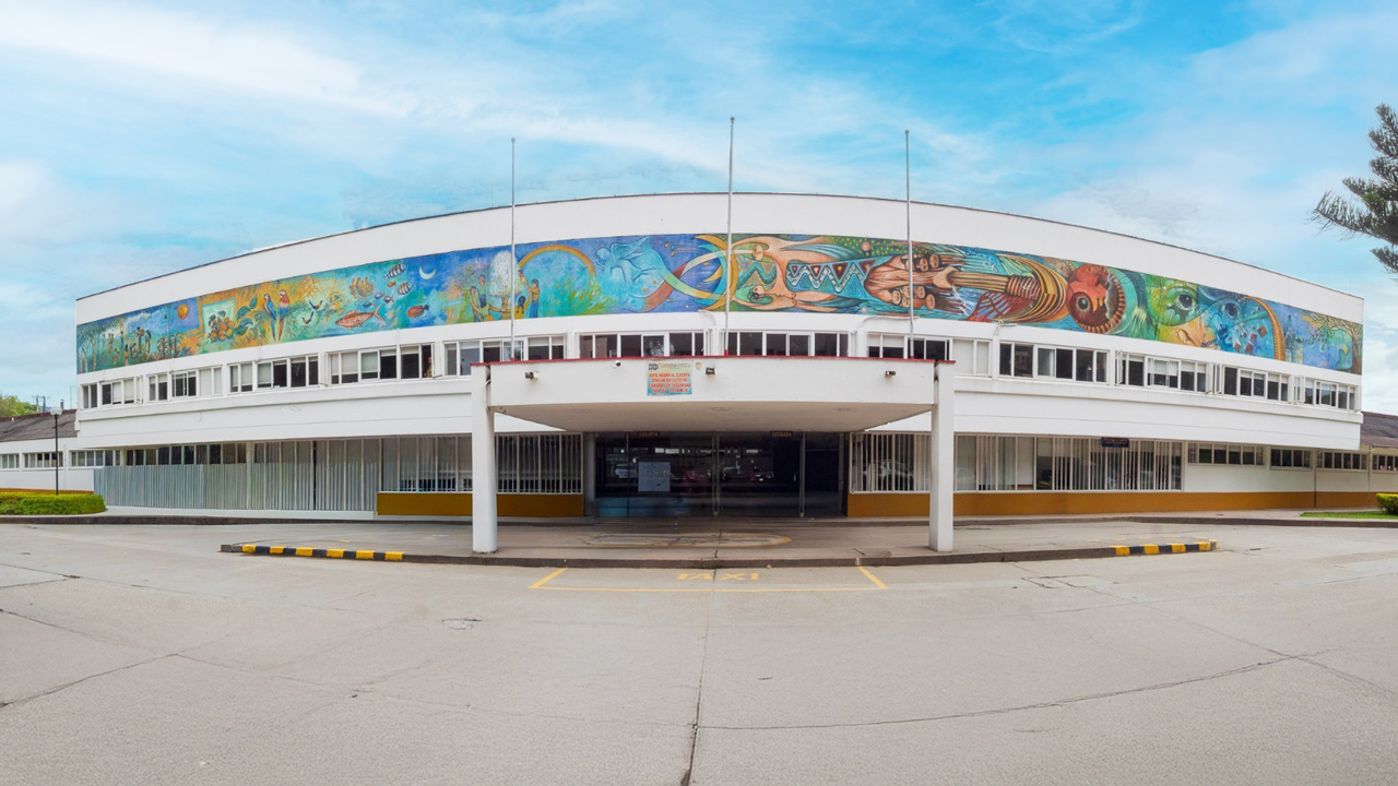 Fachada del Hospital San Antonio de Pitalito y nueva ambulancia entregada por MinSalud.