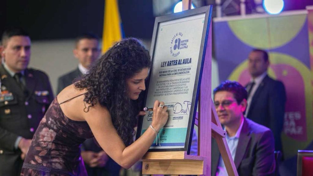 La ministra de las Artes firma la Ley de las Artes al Aula en Colombia