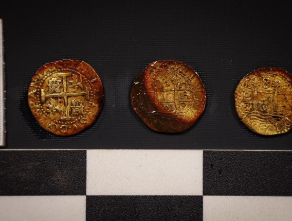 Las tres macuquinas (monedas) rescatadas del galeón San José.