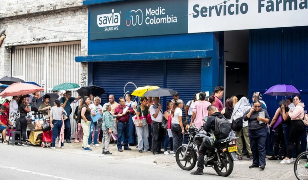 fila de personas para reclamar medicamentos