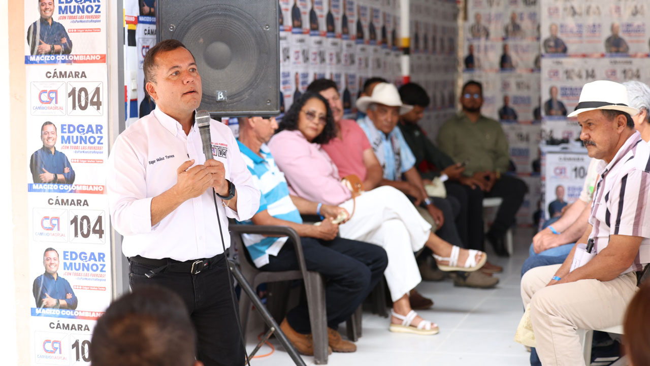 Edgar Muñoz en Acevedo junto a los exalcaldes Lucy Paiva y Gentil Tapiero en la inauguración de su sede política.