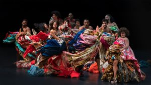 bailarines interactuando con muchas telas de colores vivos