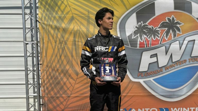 El piloto Sebastián Vanegas ratifica su talento en la Florida Winter Series. Un tercer puesto que vale oro para el automovilismo del Huila. Conoce los detalles de su carrera aquí.