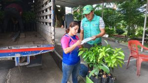 Campesina recibiendo insumos para agricultura sostenible