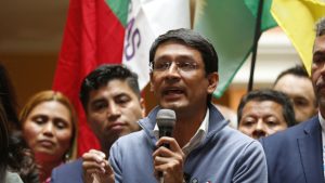 Camilo Romero renuncia a la consulta y anuncia alianza con Iván Cepeda