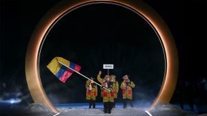 Fredrik Fodstad desfila para Colombia en Milán-Cortina 2026 con uniforme de streetwear diseñado por Kazuki Kuraishi.