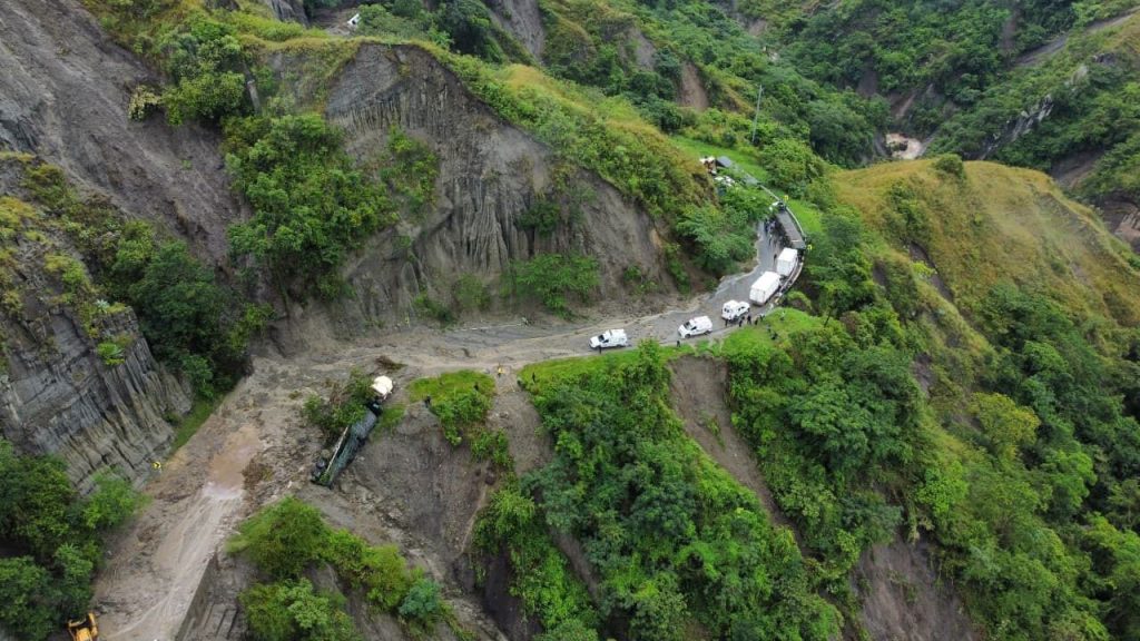 derrumbe en Los Altares durante la emergencia en el Huila por lluvias en la Ruta 45.