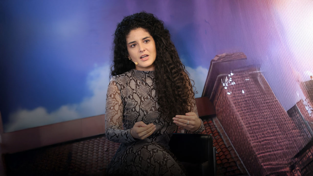 Ministra Yannai Kadamani presentando el legado cultural y la Ley Artes al Aula 2026.