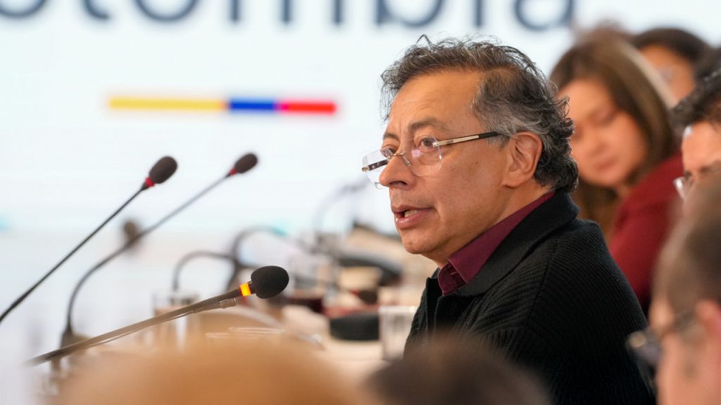 Presidente Gustavo Petro hablando por micrófono