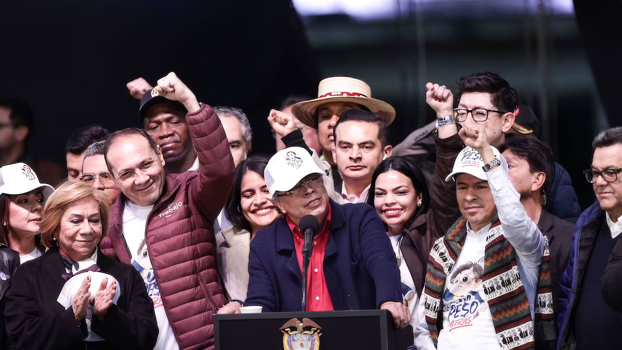 Salario mínimo 2026 en Colombia: Petro expide decreto transitorio y mantiene aumento del 23,7 %