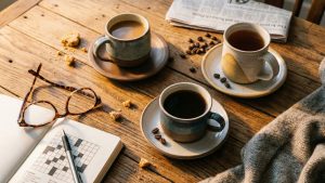 Tazas de café sobre una mesa representando cómo el consumo moderado de café y riesgo de demencia están relacionados.