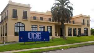 Fachada de la UDE en Uruguay