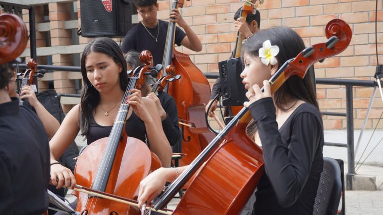 Jóvenes estudiantes de escuela de música