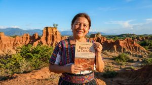 Escritora con libro en la Tatacoa