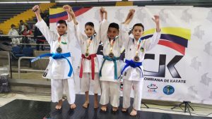 Niños karatekas