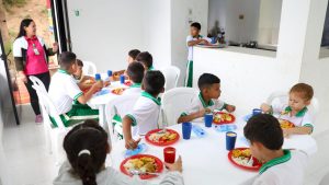 Estudiantes recibiendo el PAE