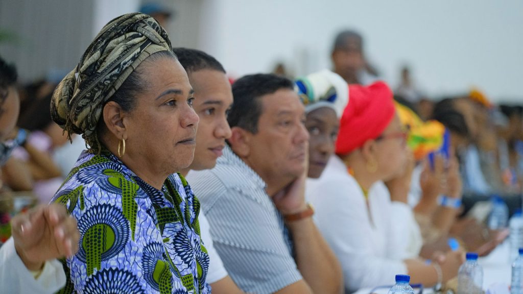 Participantes de la Mesa de diálogo intercultural