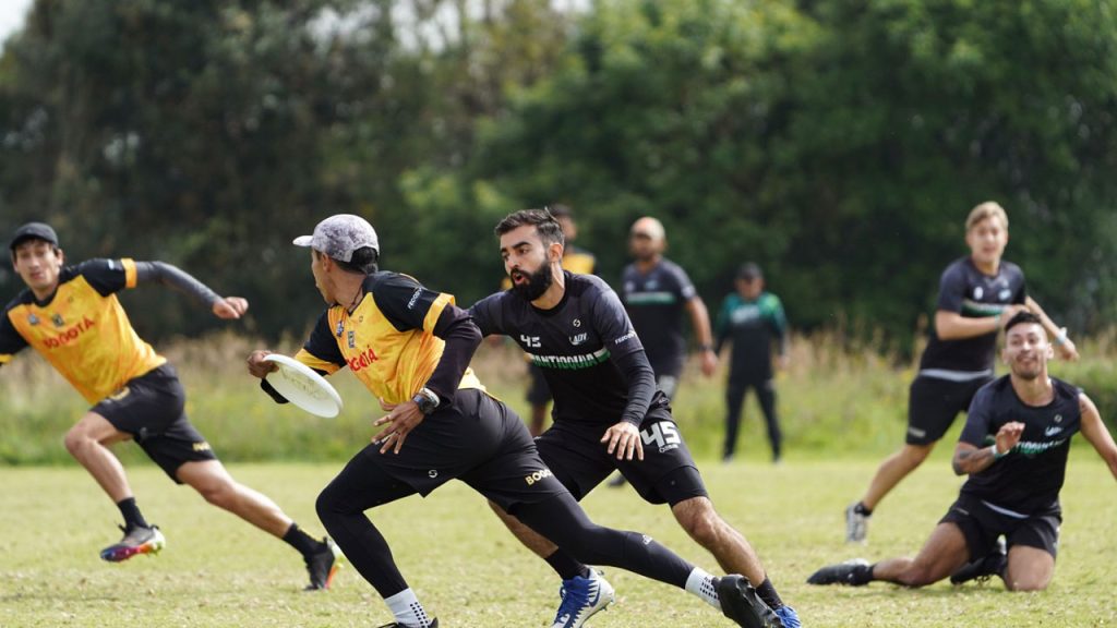 Jugadores de Ultimate Frisbee disputando un juego