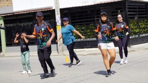 Personas haciendo ejercicio en la calle