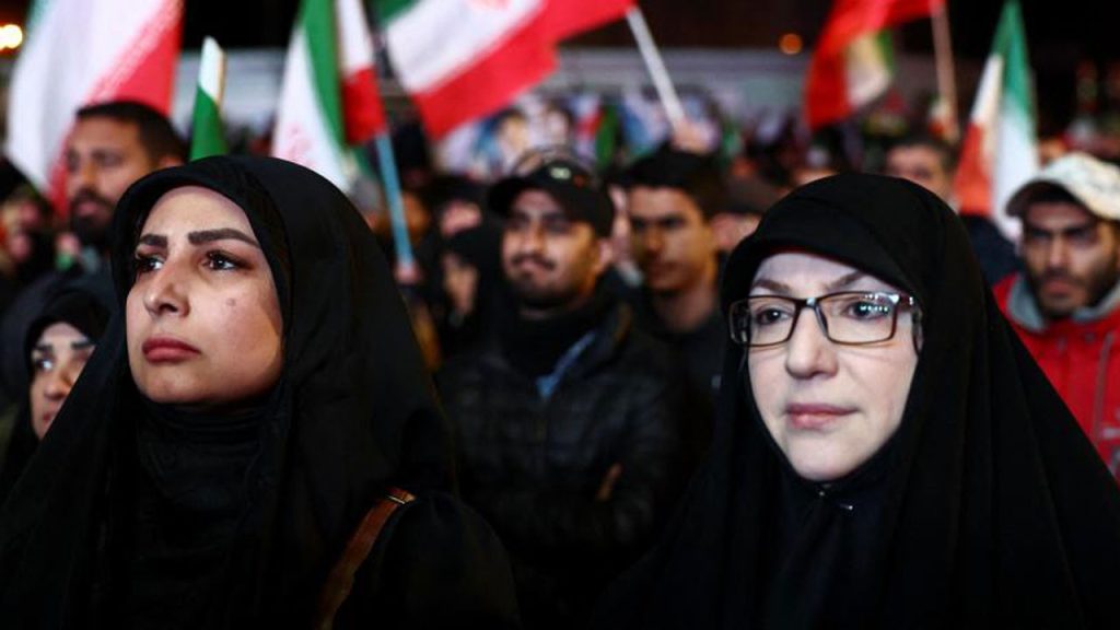 Manifestantes se reúnen en Teherán tras conocerse la tregua de dos semanas este jueves