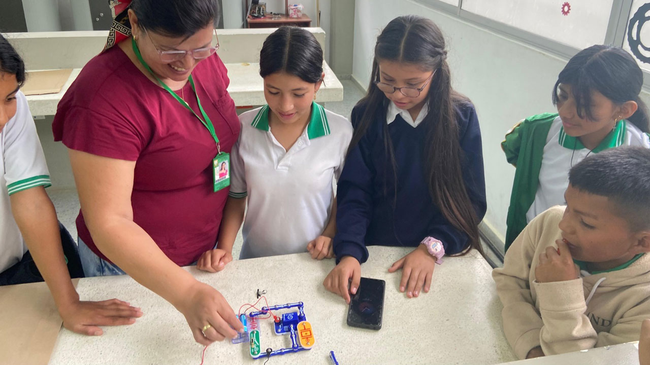Profesora y estudiantes del Proyecto "Aerovigía Rural"