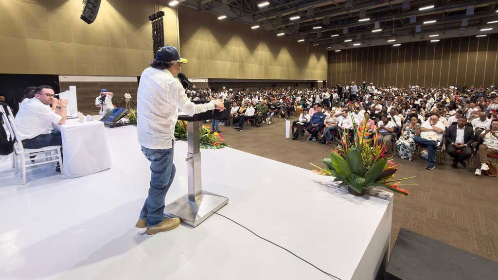 Gustavo Petro ante auditorio