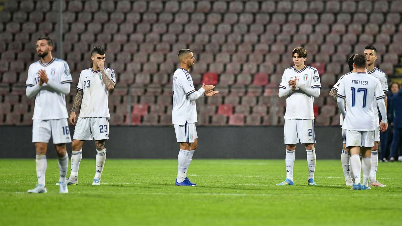 Los jugadores de la selección de Italia, en el partido contra Bosnia.