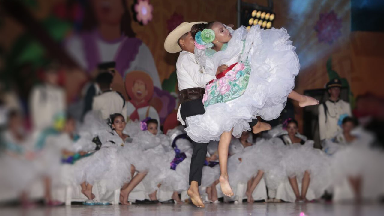 Niños bailarines de Sanjuanero huilense