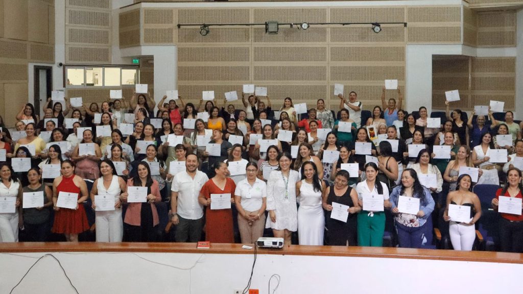 119 madres comunitarias de Pitalito reciben certificación de competencias por el SENA
