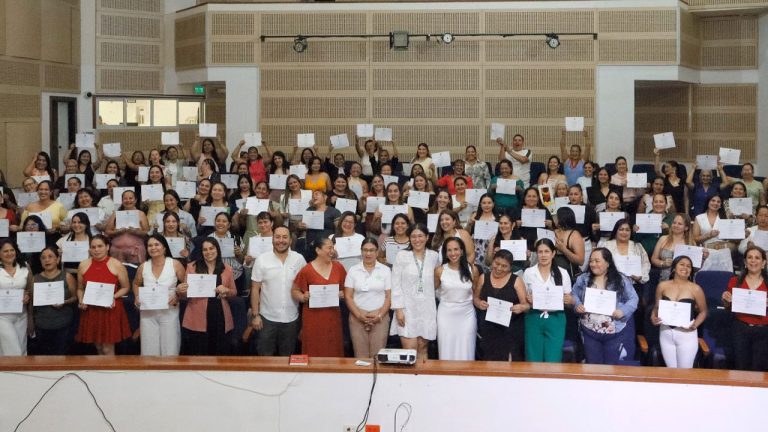119 madres comunitarias de Pitalito reciben certificación de competencias por el SENA