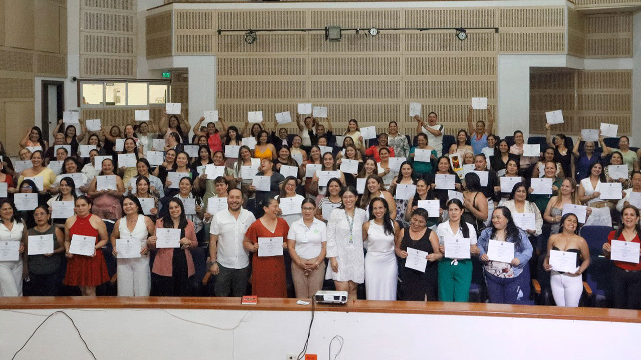 119 madres comunitarias de Pitalito reciben certificación de competencias por el SENA