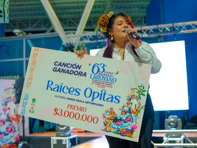 María Paula Artunduaga, cuya voz dará vida a la canción oficial del certamen, acto que marcó el tono emocional de una noche que también apostó por la estética regional. 
