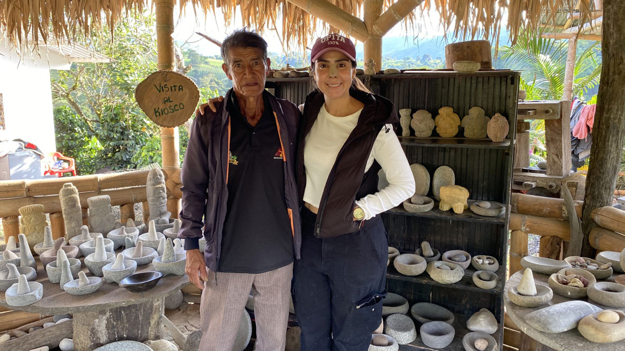 Julián Díaz: Maestro que Transforma Piedras en San Agustín