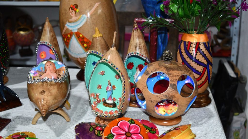 EL totumo. Nobleza y diseño en artesanía decorativa