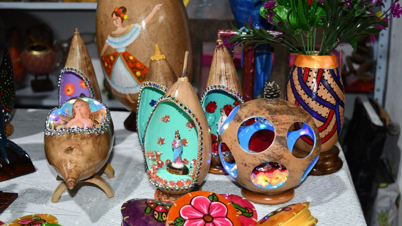 EL totumo. Nobleza y diseño en artesanía decorativa
