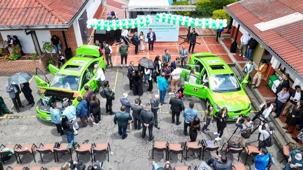 Entregan los primeros taxis eléctricos del programa FOPAT