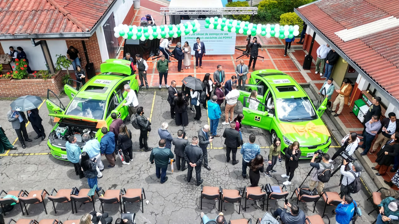 Entregan los primeros taxis eléctricos del programa FOPAT