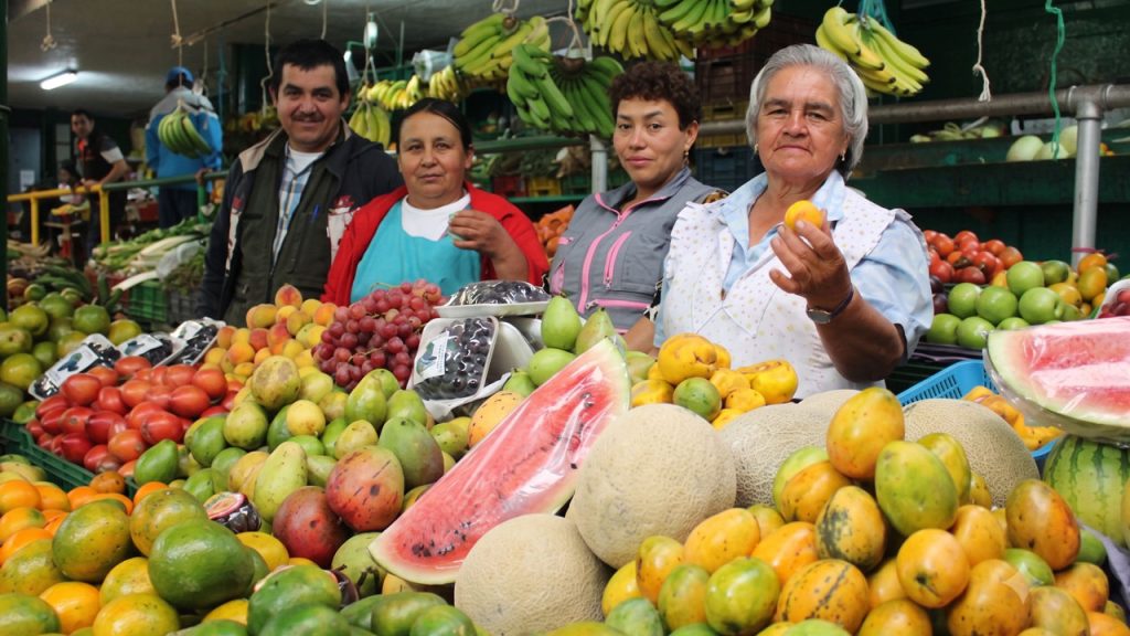 Inflación cede en la canasta, tomate y naranja a la baja