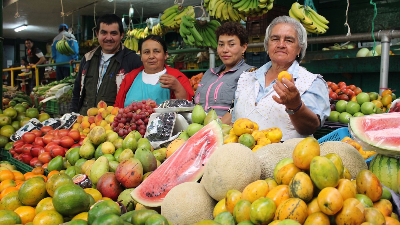 Inflación cede en la canasta, tomate y naranja a la baja