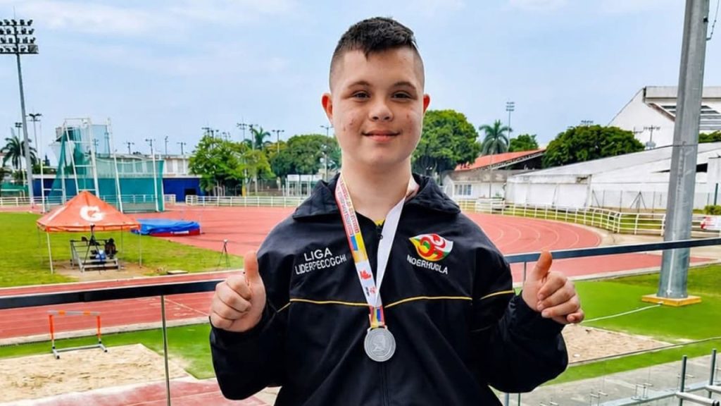 Juan José Castro deslumbra en Cali: triple medalla para el atletismo del Huila