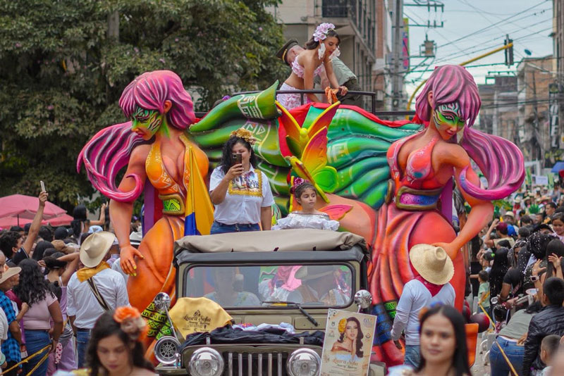 Pitalito disfruto del desfile en su 63° Festival Folclórico