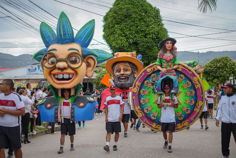 Pitalito disfruto del desfile en su 63° Festival Folclórico