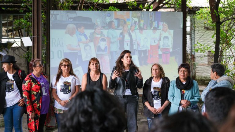 El arte como vehículo de memoria en la exposición 6402+ Razones para no olvidar