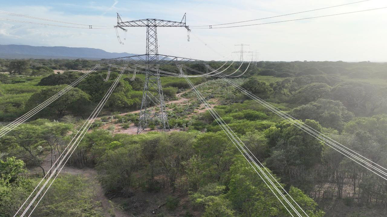 Gobierno actualiza plan de expansión eléctrica para evitar retrasos en la transición energética