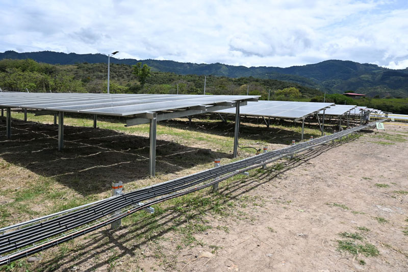 Granja solar en El Agrado abastecerá de energía limpia a 700 familias del Huila