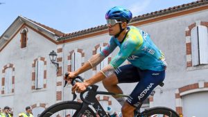 Harold Tejada se sostiene en el Tour de Francia 2026