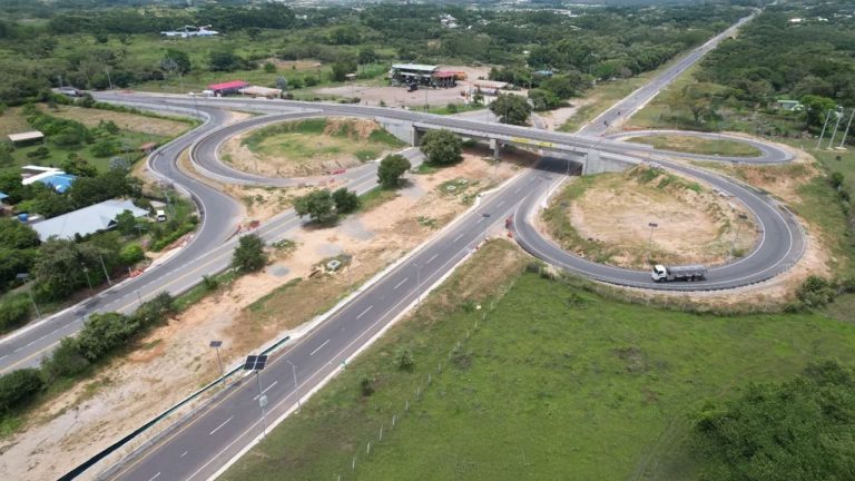 Huila asegura megaobras viales para el sur
