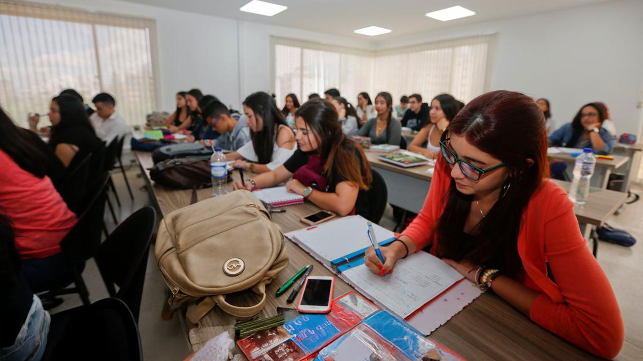 ¿Sabías que el 75,5% de egresados universitarios consigue trabajo?